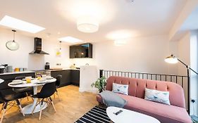 The Upside Down Eco House - Free Parking With No Height Restrictions